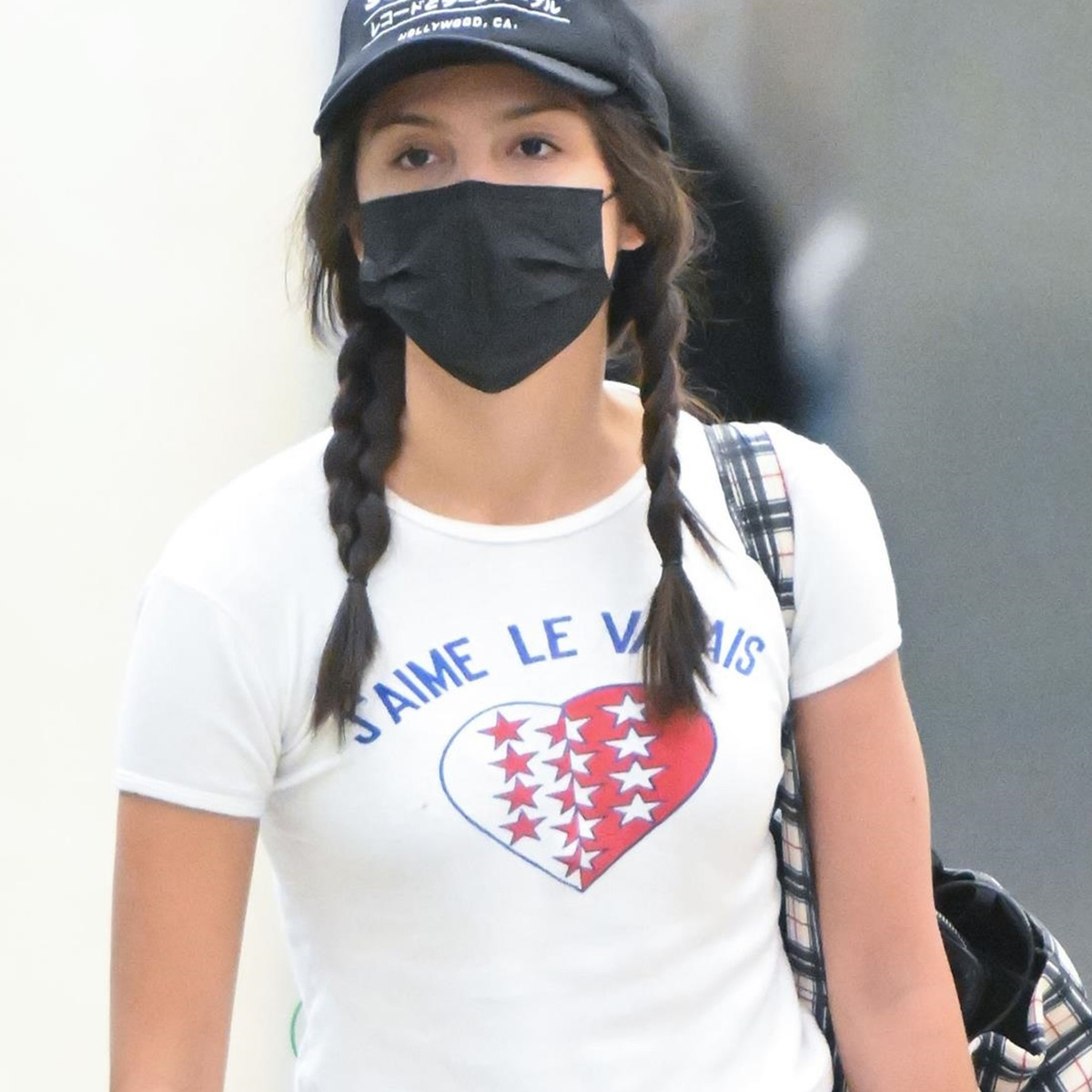 Olivia Rodrigo was spotted arriving back in the United States at JFK in New York after a trip in Iceland.. She wore a white graphic T-shirt, Leset Nando white pants, and Ugg Tazzlita mules.