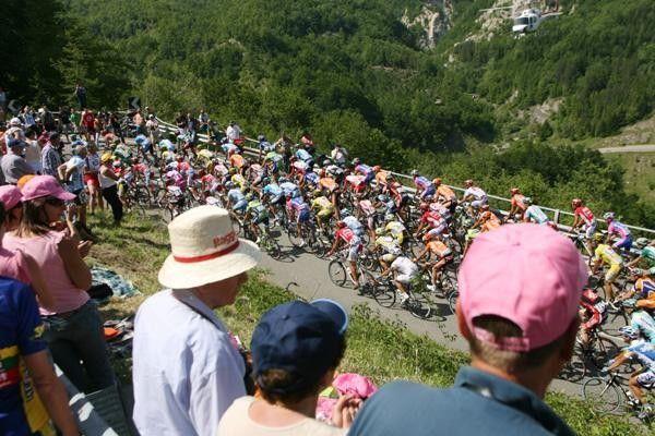Fan's watch stage 9 pass.