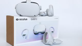 Oculus Quest 2-headsetet satt ovanpå sin förpackning och bredvid sina kontroller.