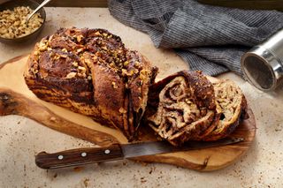 Babka with chocolate and pecans