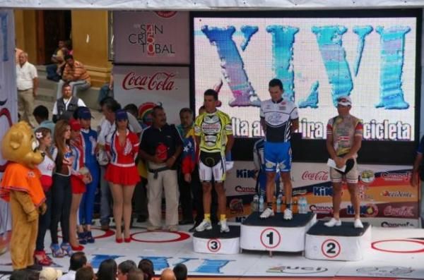 The stage six podium. 1- Arthur Garcia (Kino) 2- Juan C. Rojas (Boyaca) 3- Yosvang Rojas (Gob Carabobo).