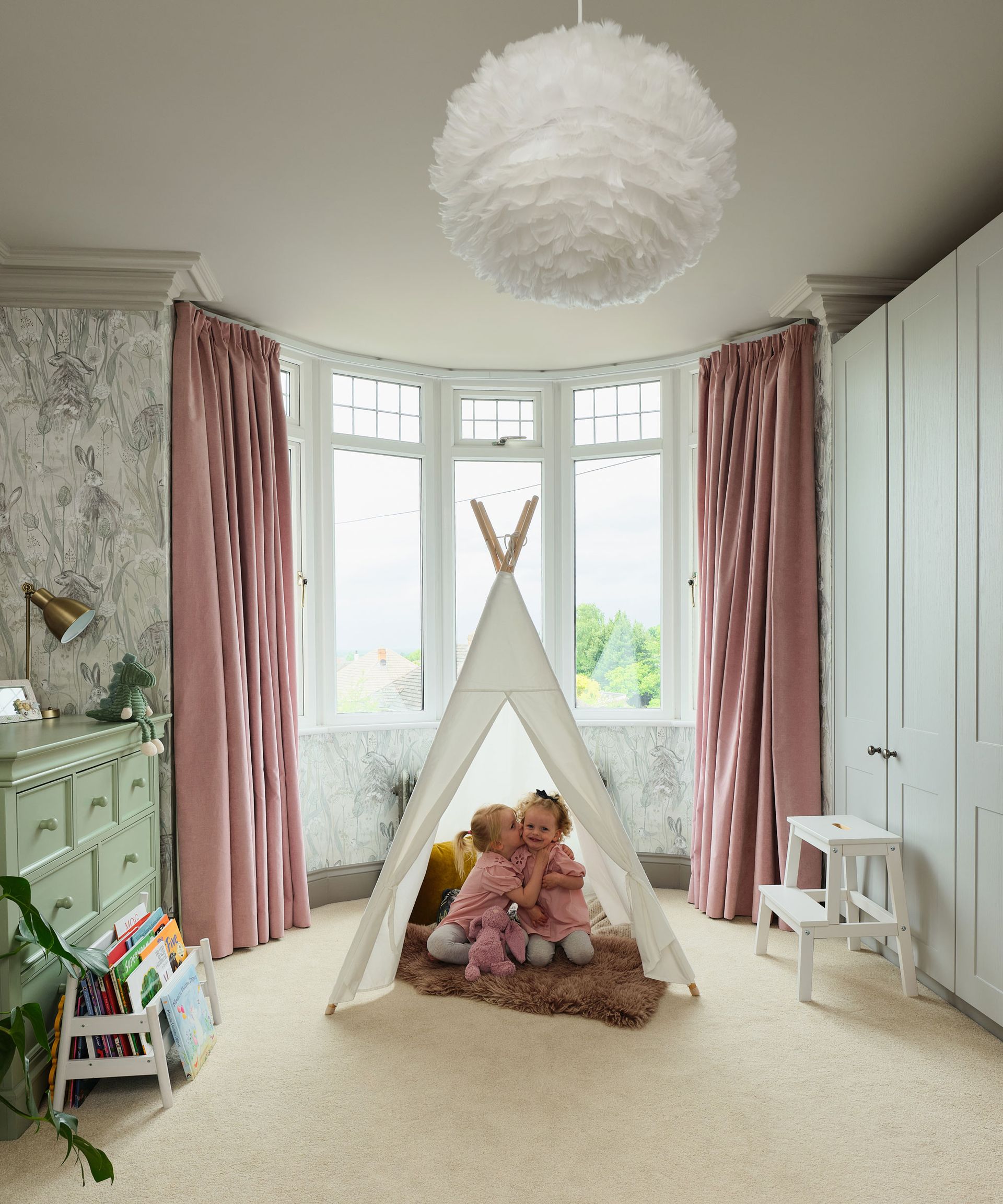 Rumah tahun 1930-an direnovasi dan diperluas untuk menciptakan rumah keluarga yang bergaya