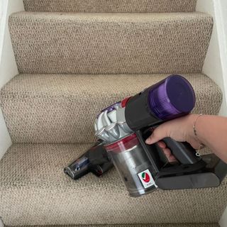 Using the Dyson V8 Absolute hair screw tool on carpeted stairs