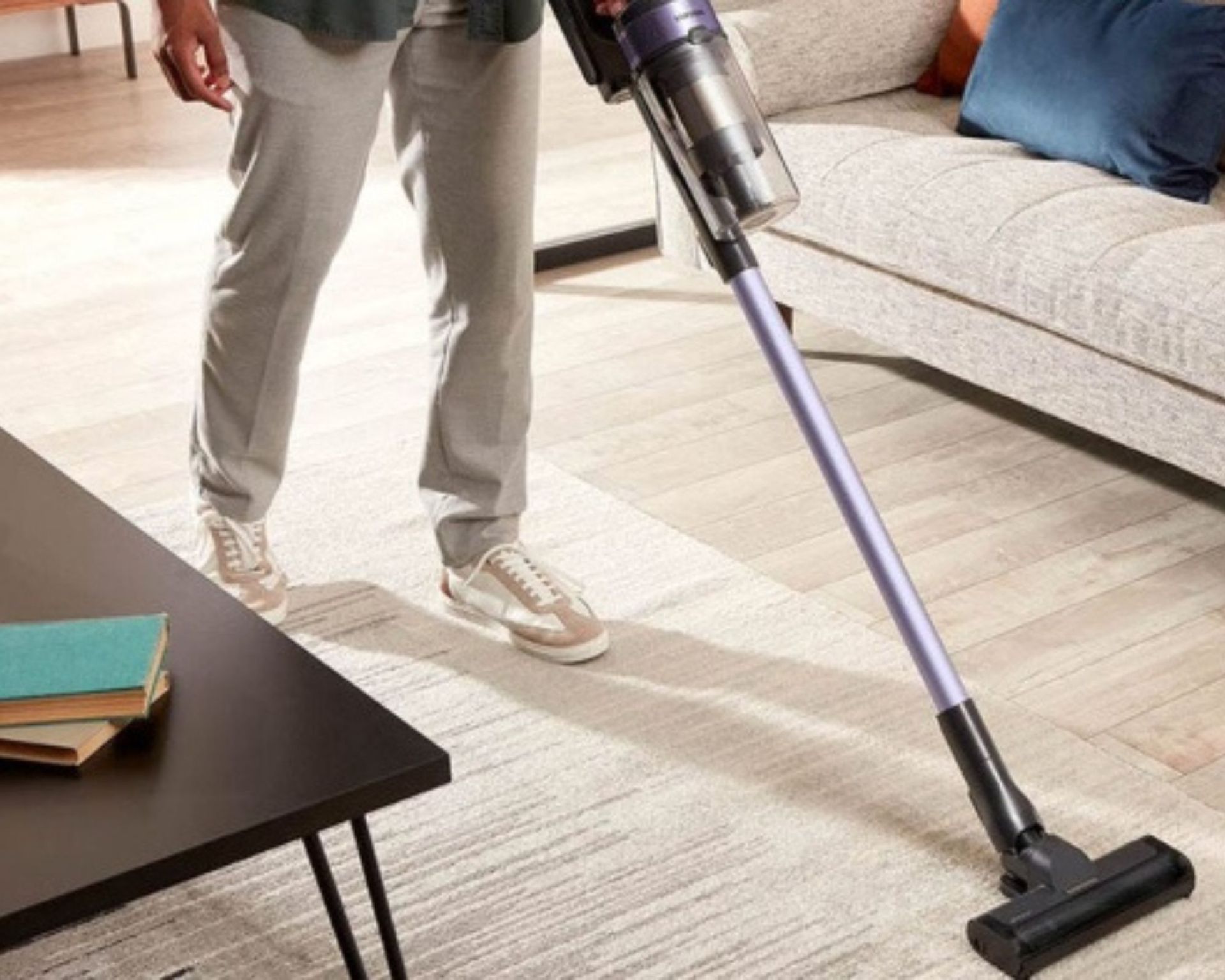 Samsung Jet 60 Turbo warna ungu membersihkan karpet putih