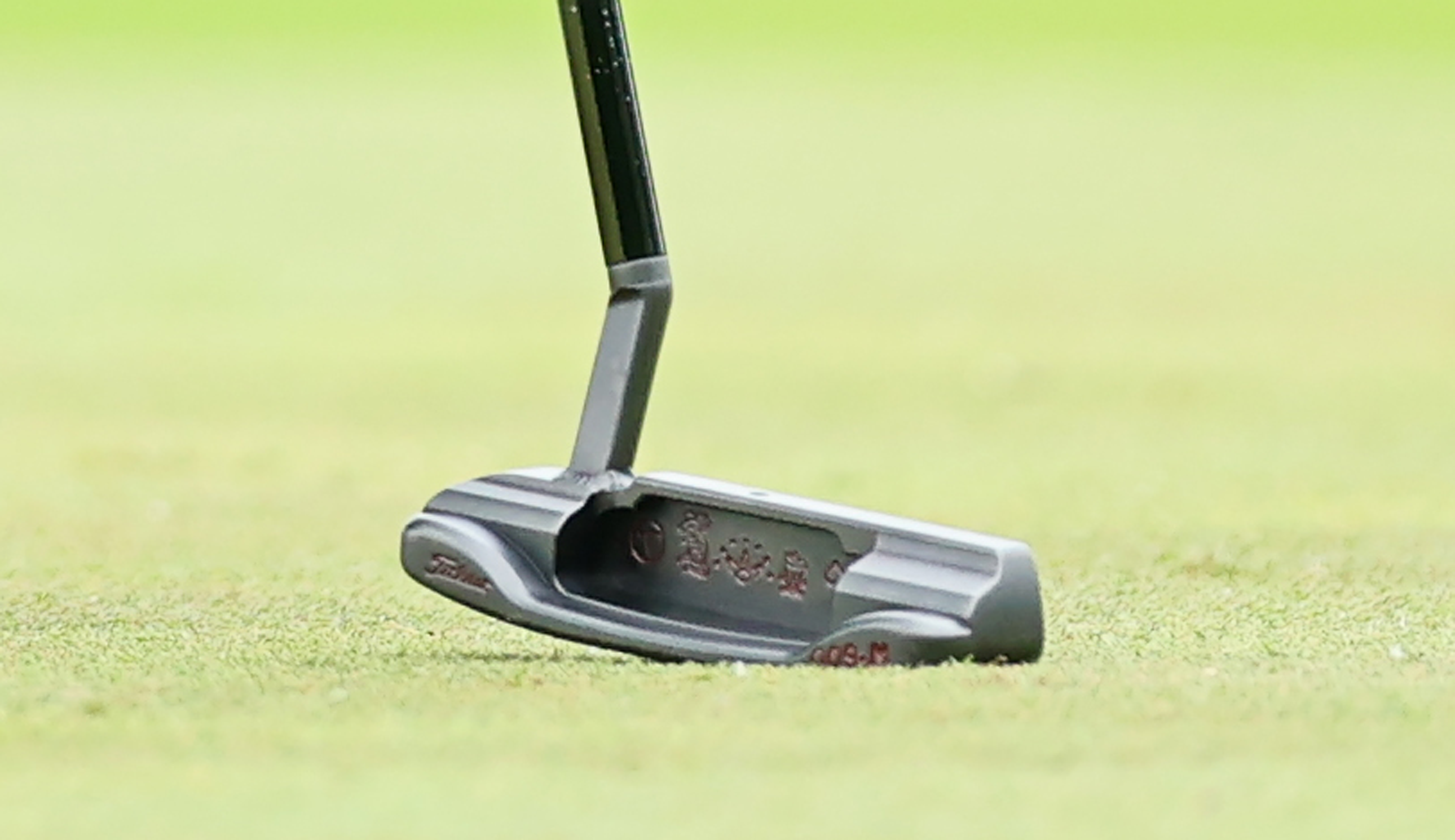 A close-up of Cameron Smith's putter