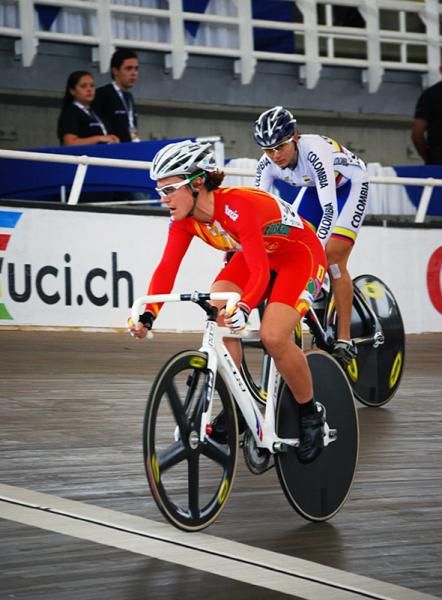 Leire Olaberria Dorronsoro (Spain) and Diana Maria Garcia Orrego (Colombia) go head-to-head in an 1/8 final heat of the women's sprint.