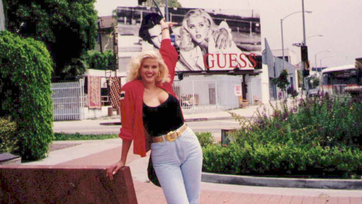 Anna Nicole Smith posing in front of a billboard in Anna Nicole Smith: You Don&#039;t Know Me.