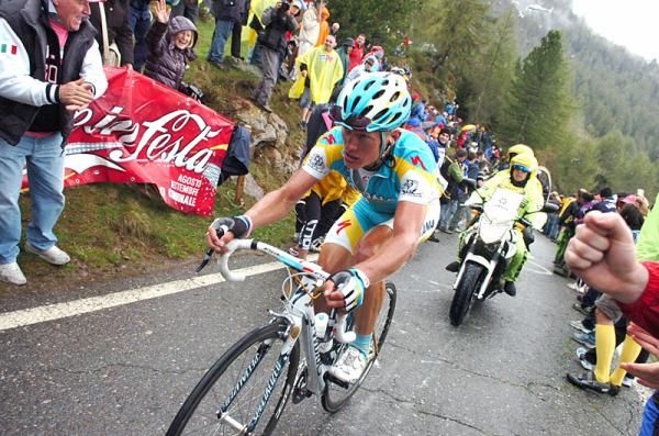 Alexandre Vinokourov (Astana) digs deep on the Mortirolo.