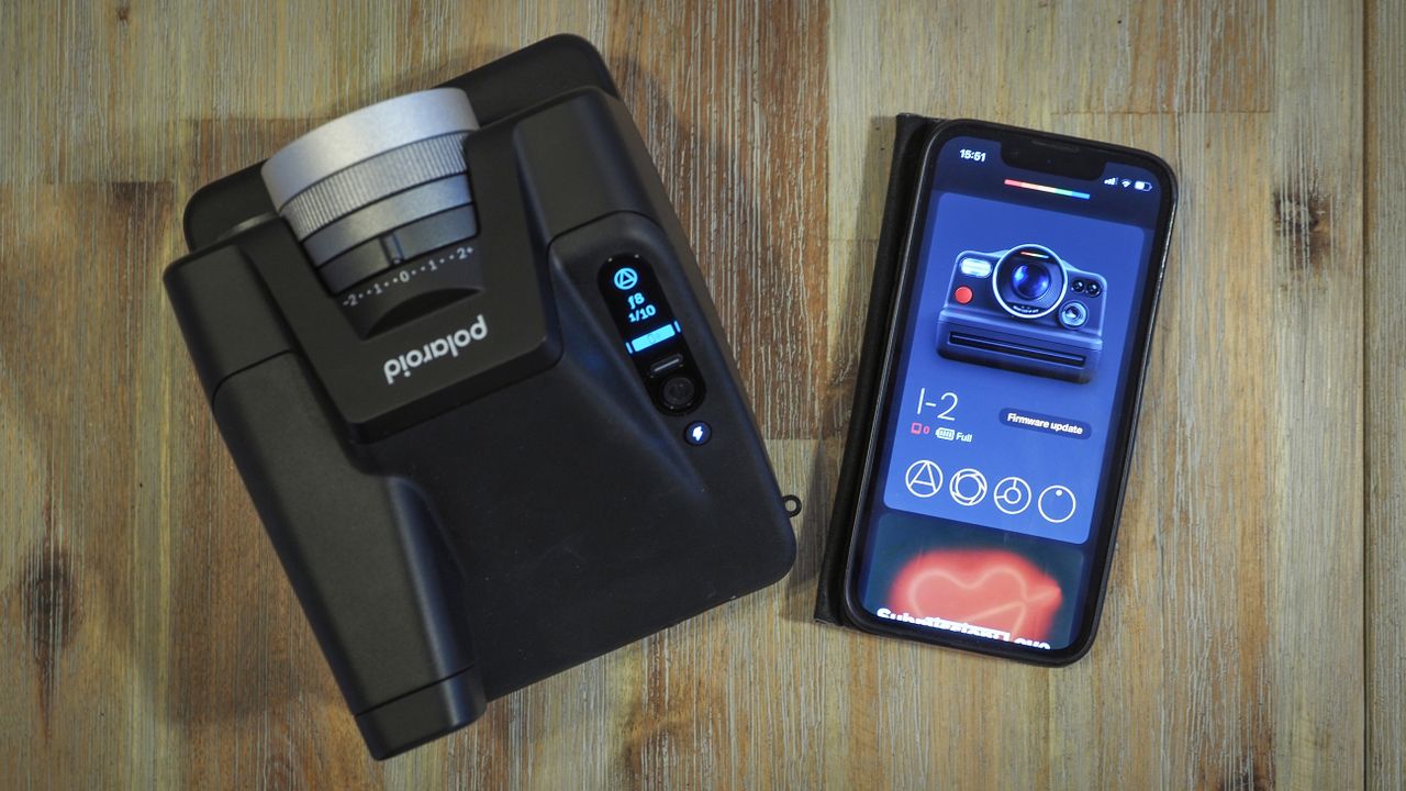 Polaroid smartphone app controlling a Polaroid I-2 camera