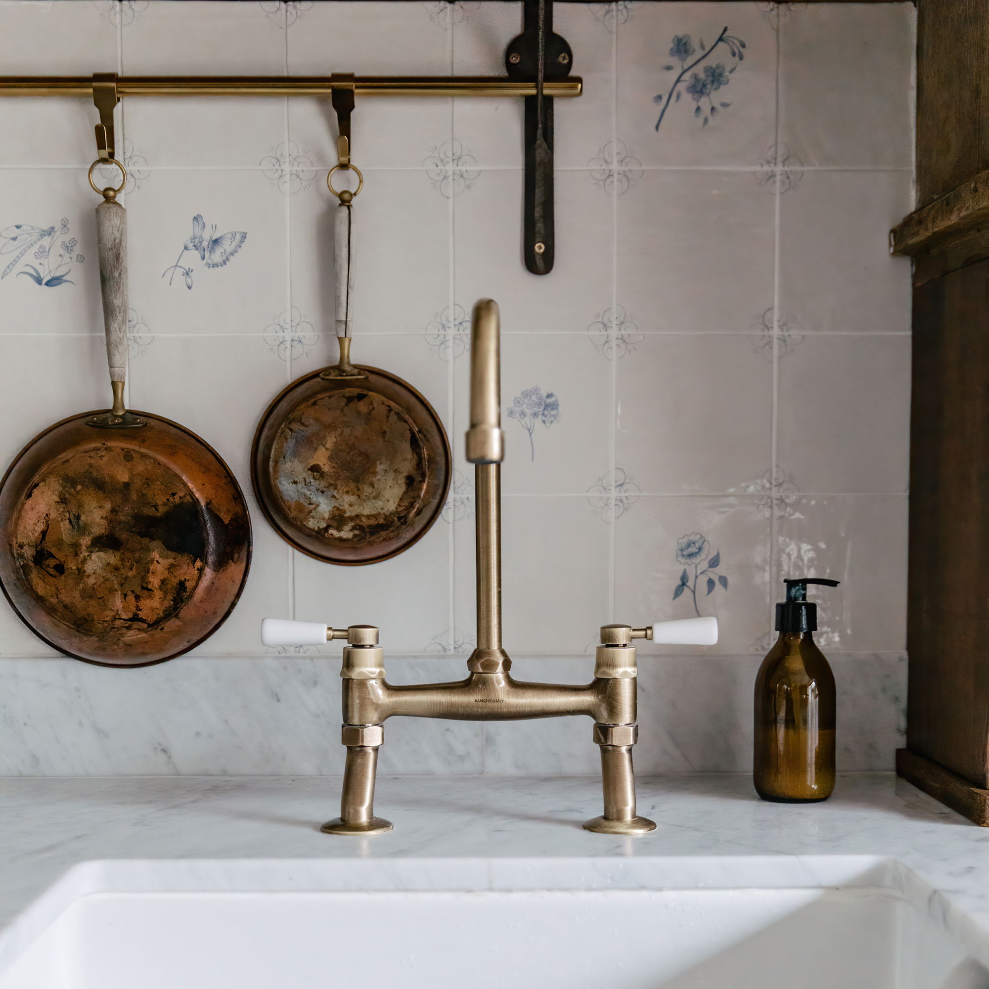 Delft tiles in wooden kitchen
