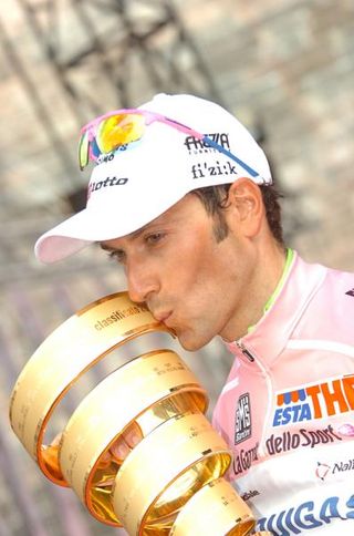 Ivan Basso (Liquigas-Doimo) kisses his trophy