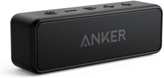 En svart Anker Soundcore 2-högtalare visas upp mot en vit bakgrund.