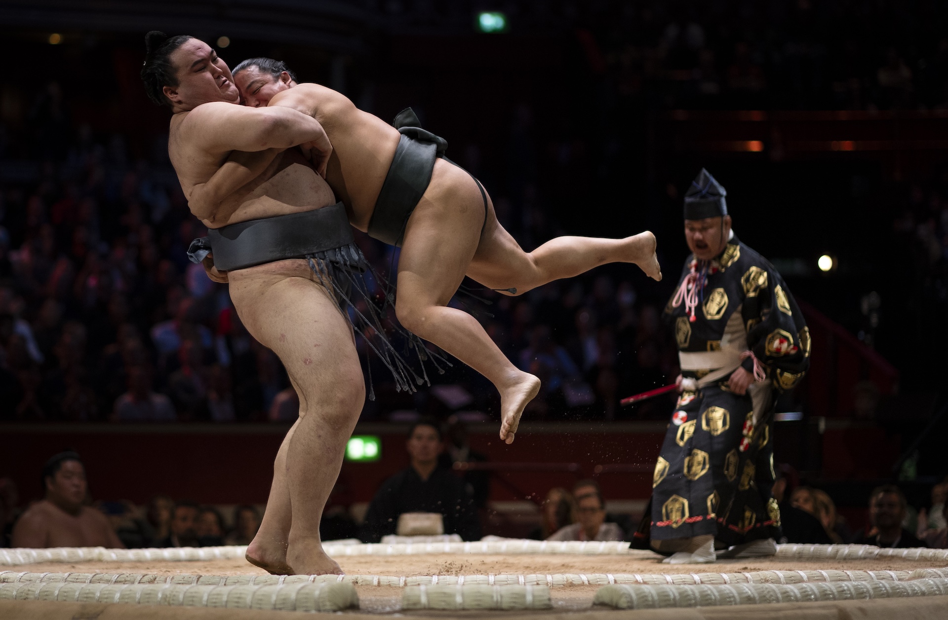 LONDON, ENGLAND - OCTOBER 15: Kinbozan lifts Midorifuji during day one of The Grand Sumo Tournament at Royal Albert Hall on October 15, 2025 in London, England. This is the first time since the 1991 event at the Royal Albert Hall that an official Five Day Basho tournament will take place outside of Japan. The tournament will host the most accomplished and elite sumos, including those who have reached the top rank of Yokozuna, and showcase Japan&#039;s rich cultural history and traditions. (Photo by Ryan Pierse/Getty Images)