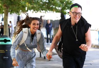 'Celebrity Hunted for Stand Up To Cancer' in 2022 teams up The Vivienne and Chloe Veitch and sends them on the run.