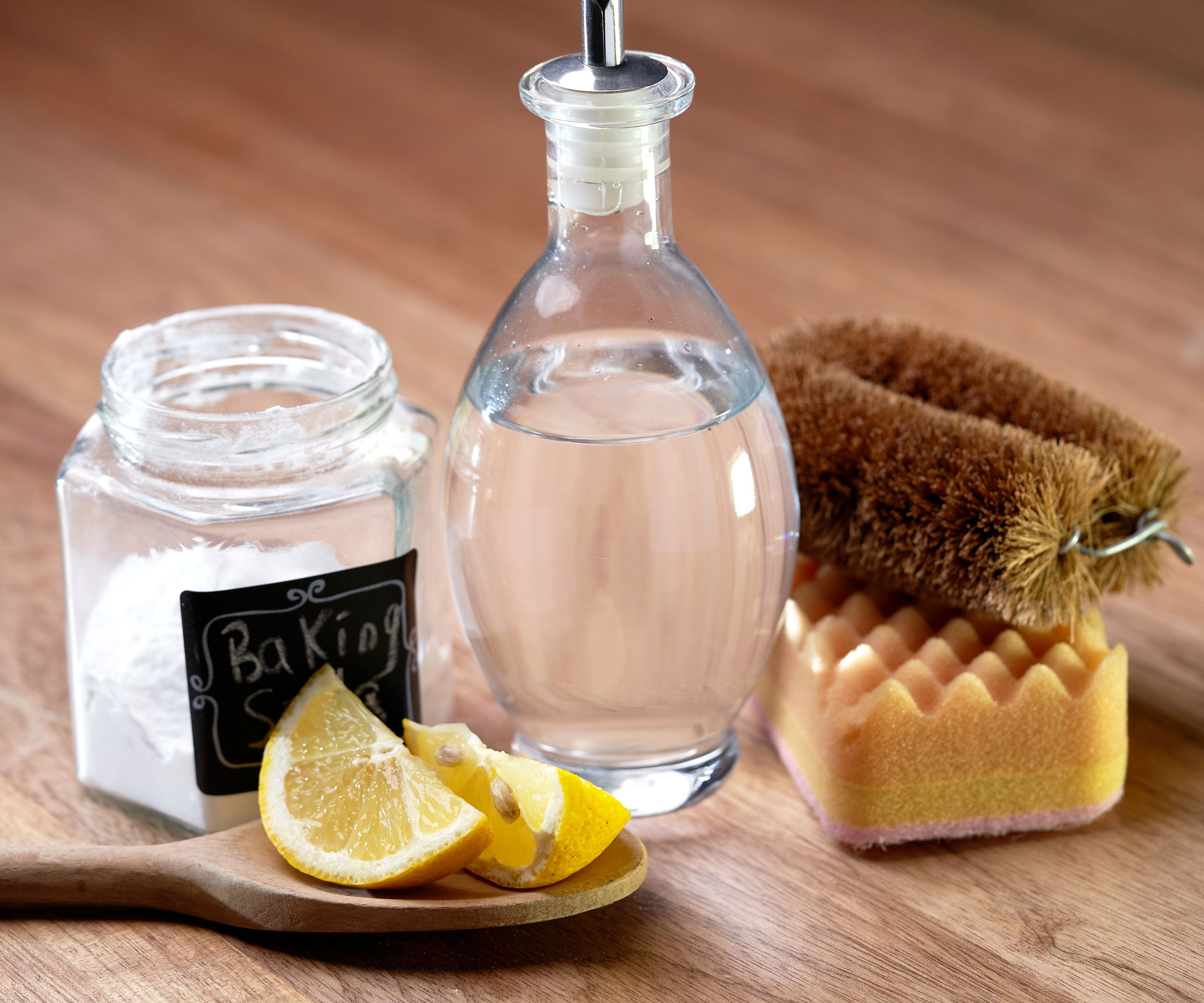 cleaning products with vinegar and sponges