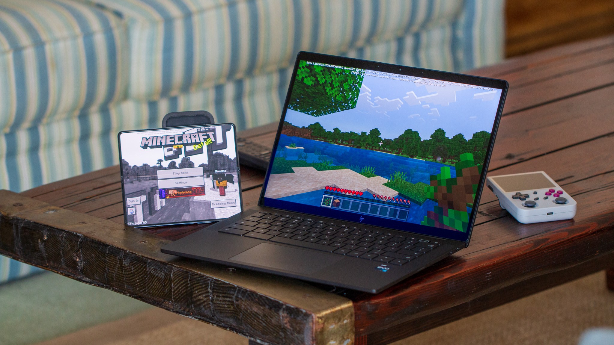 Minecraft: Edição Bedrock no Galaxy Z Fold 4 e Chromebook HP Dragonfly Pro