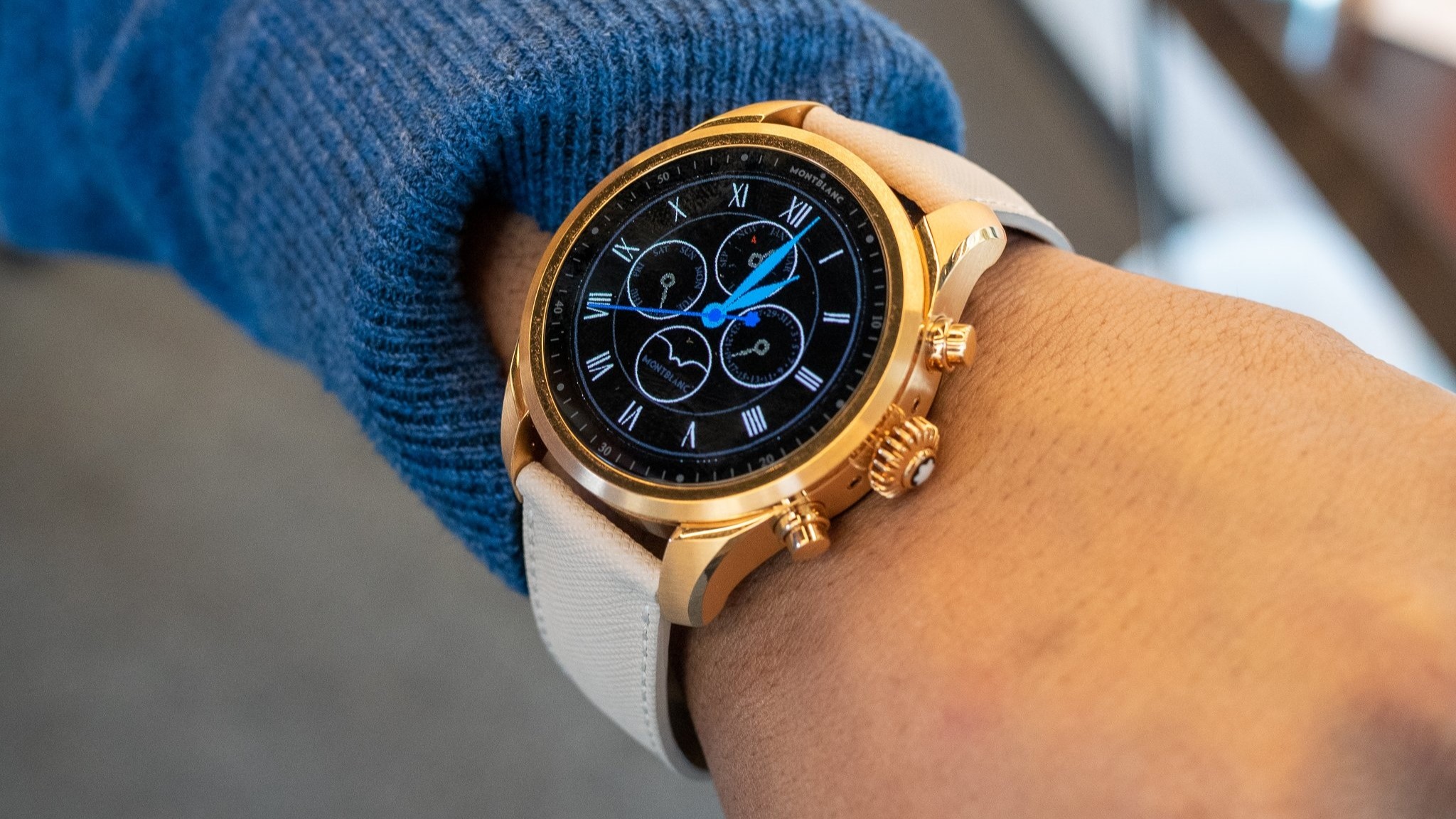 Smartwatch Montblanc Summit 2+ Wear OS usado no pulso.