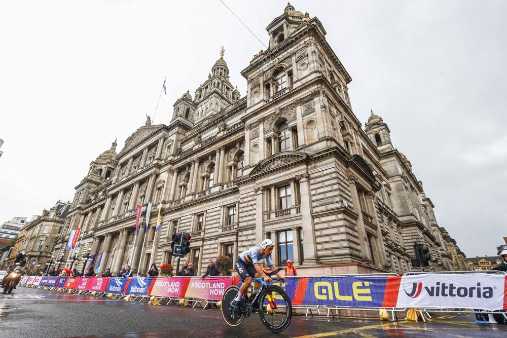Victor Campenaerts took huge risk on the wet Glasgow streets