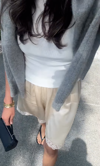 @barbarafergusonstyle wearing the lace trim bermuda shorts trend