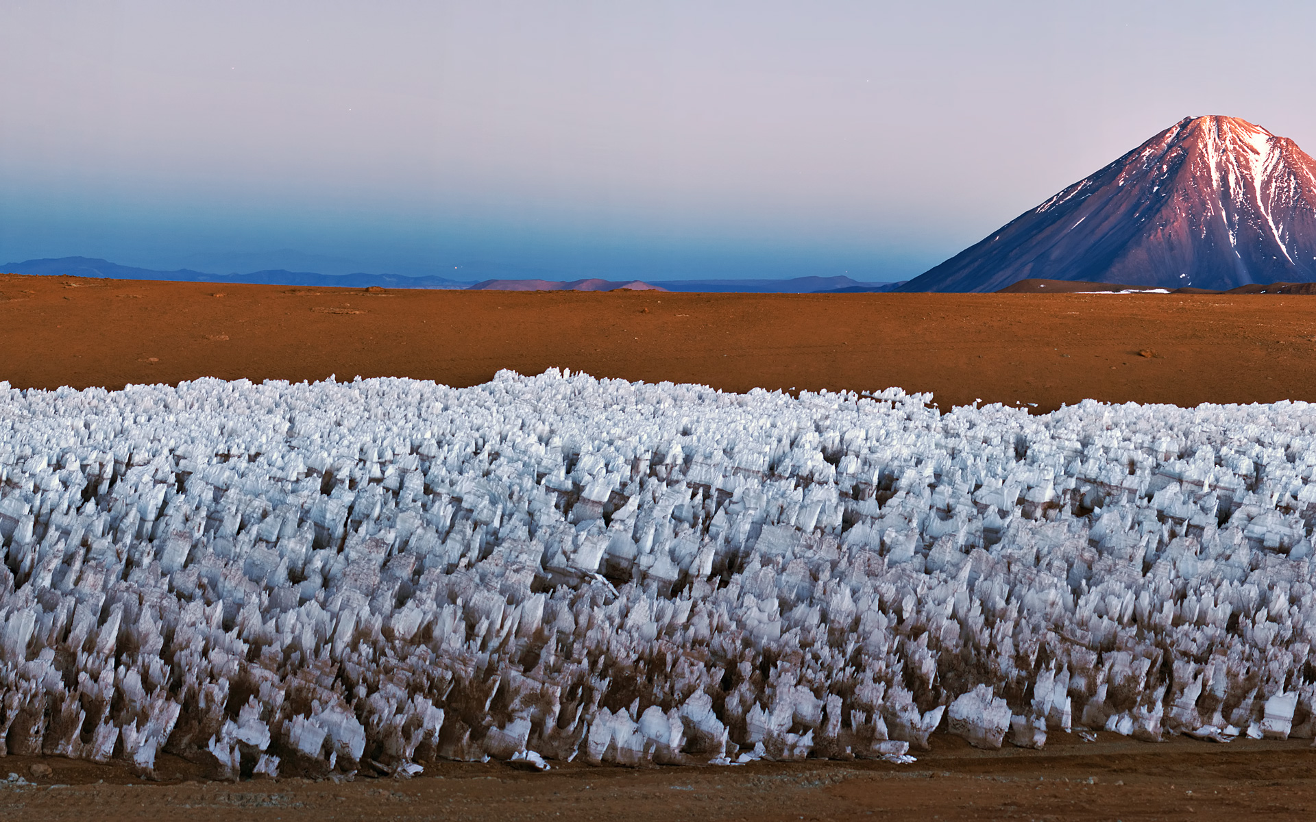 Iconic Licancabur Watches Over Chajnantor