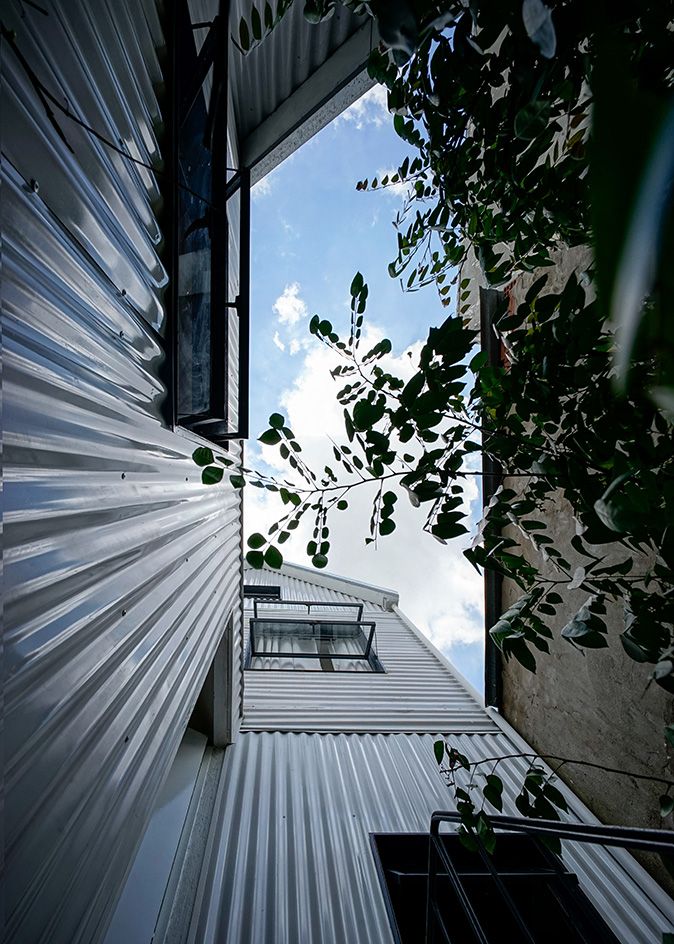 Tad.atelier nhìn lên sân