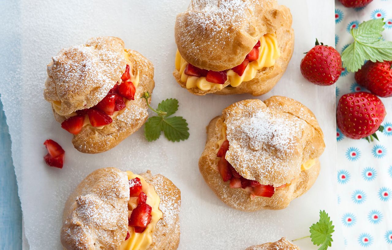 strawberry-buns-with-custard