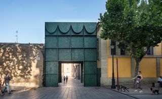 "Extraordinary Door" in Plaza del Revellín / Associates Architecture