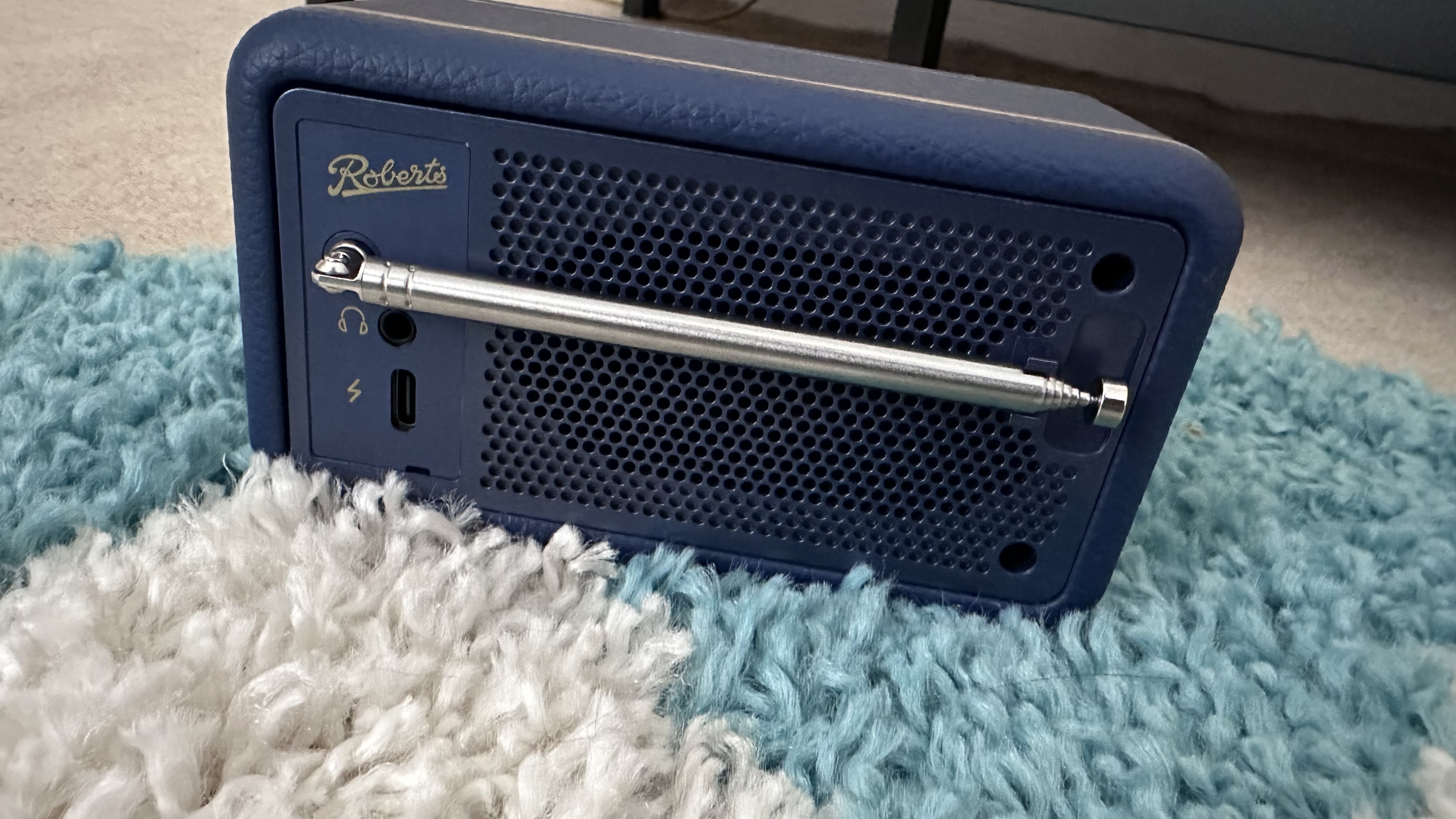 The Roberts Revival Petite 2 closeup to show the telescopic antenna