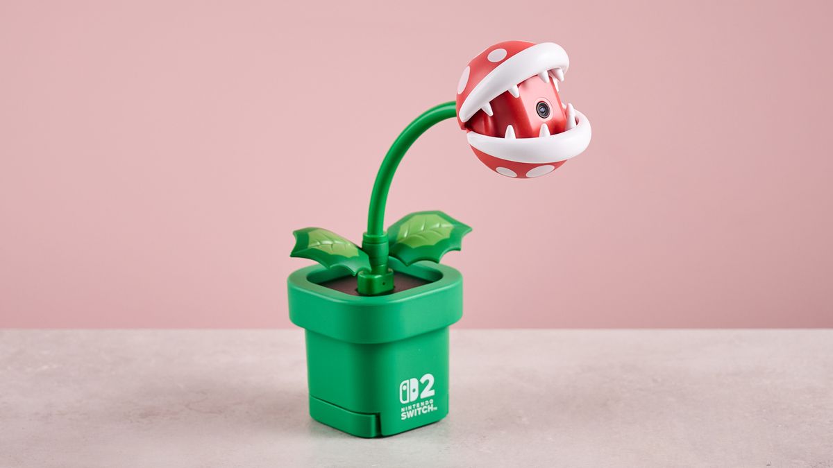 適用於 Nintendo Switch 2 的 Hori Piranha 植物相機,放在桌子上,張著嘴