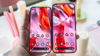 Google Pixel 9 Pro XL et Pixel 9 Pro côte à côte avec écrans allumés