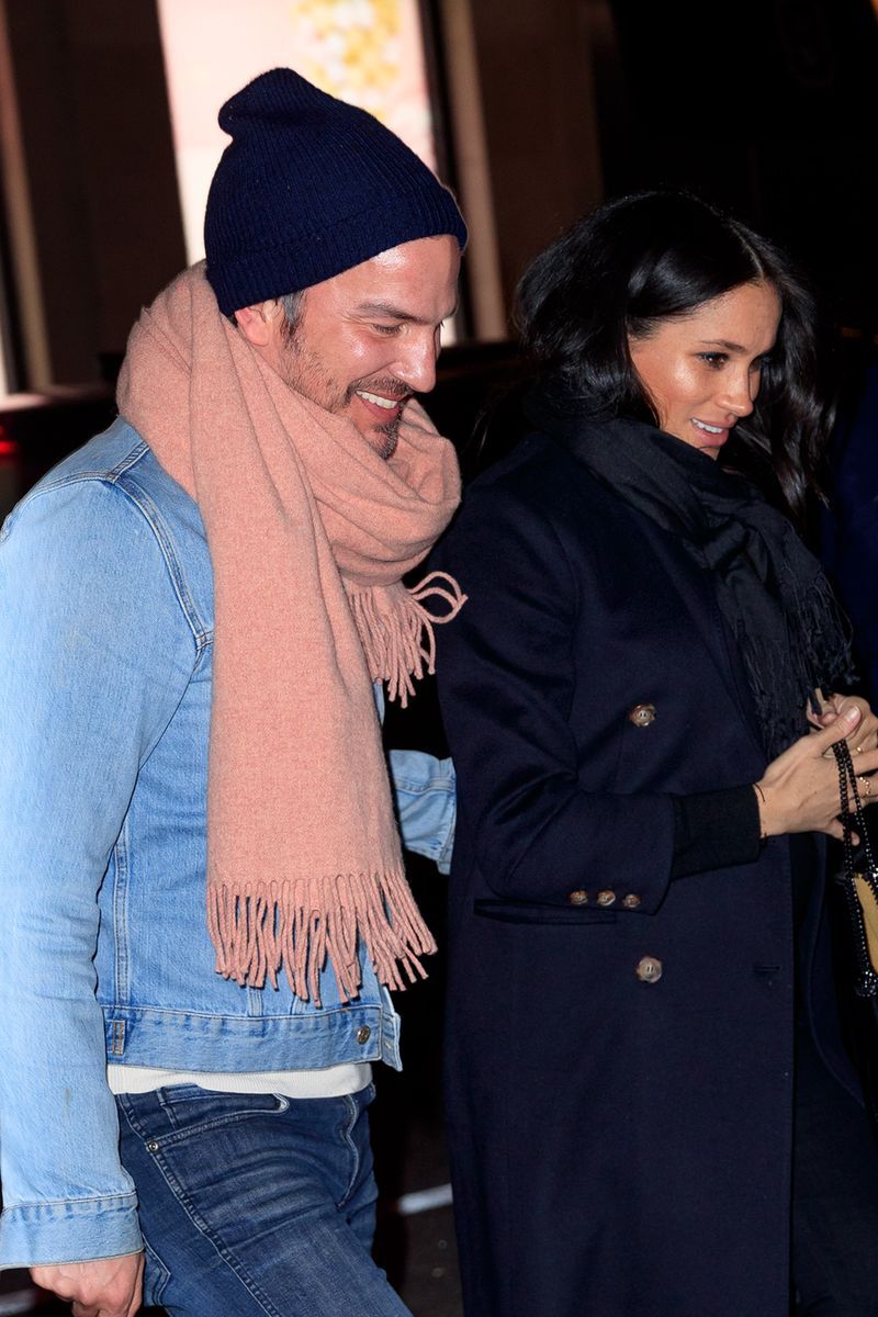 Beanie, Fashion, Event, Organ, Headgear, Interaction, Jeans, Outerwear, Knit cap, Black hair,