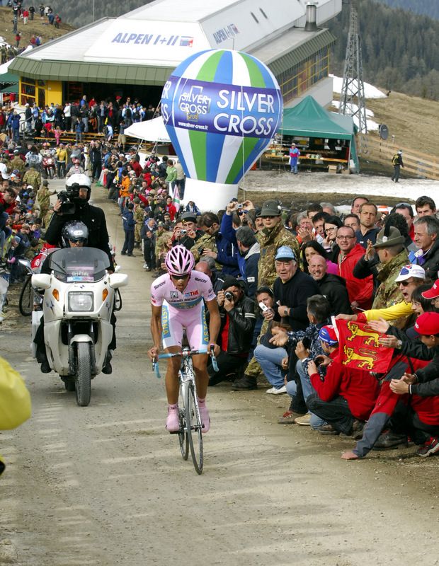 Alberto Contador wearing the maglia rosa on the uphill time trial at the 2008 Giro