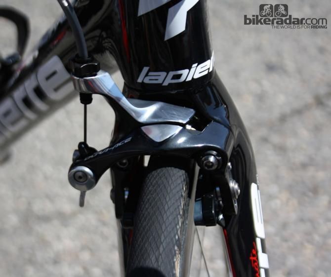 Lapierre&rsquo;s Xelius Efi frame is running an aerodynamic new fork with Shimano /Dual Mount/ brakes &ndash; one of three teams using the brakes