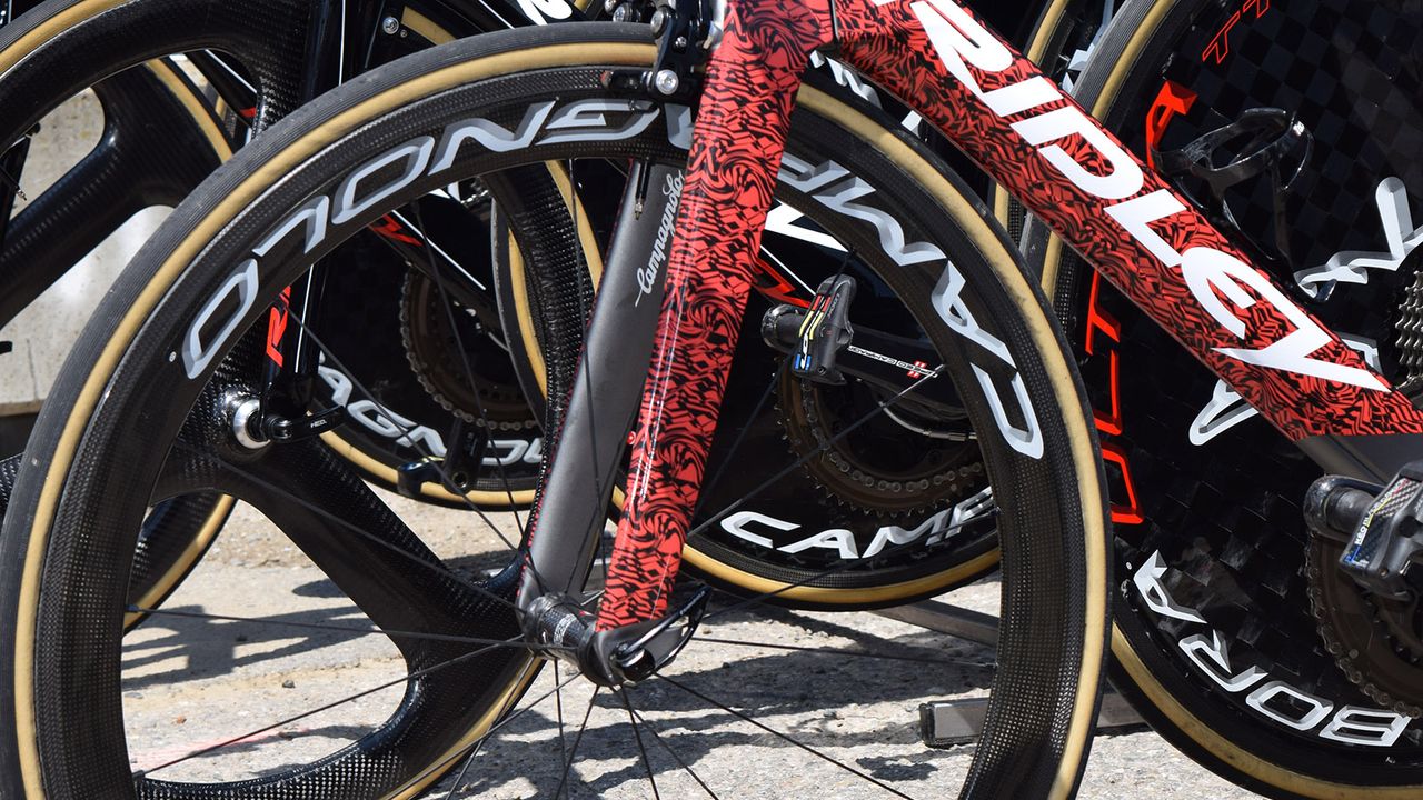 The current Ridley Noah features two vents on either fork leg, it looks as if Ridley has removed this feature
