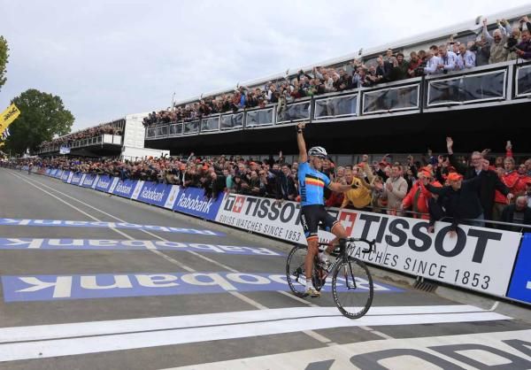 The huge crowds celebrate with Gilbert