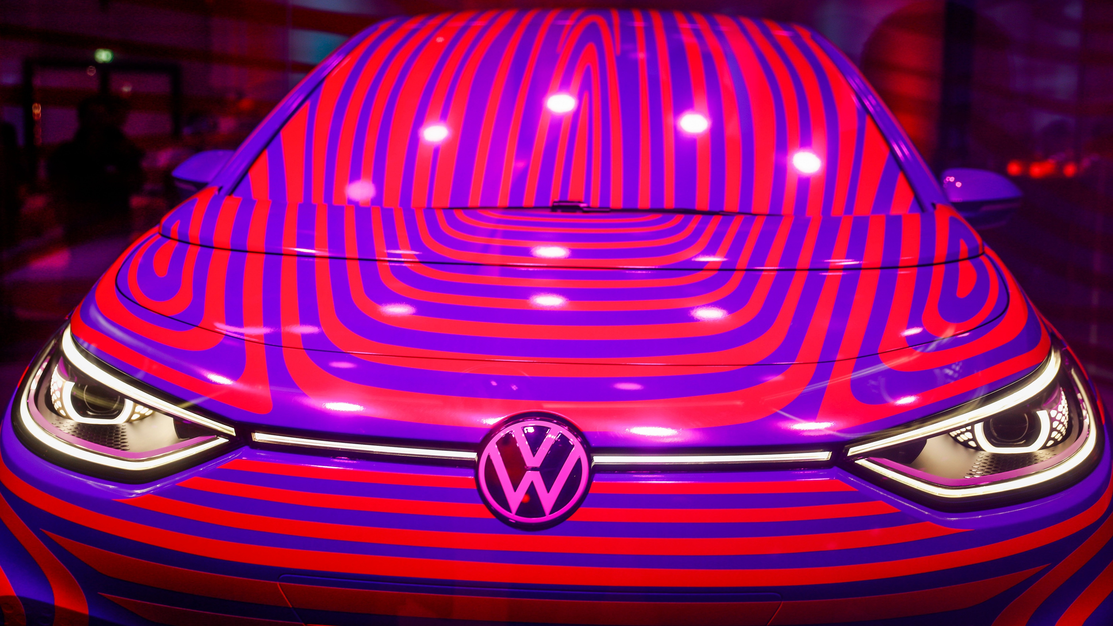 A Volkswagen ID 3 electric car is seen in a glass cage during a press conference in Berlin on May 8, 2019. - Volkswagen launched pre-orders via a microsite at a press conference in the German capital today for the ID.3 1st Plus - a high-spec, launch edition version of the Volkswagen brand&#039;s first ID. model. The first deliveries of the vehicle on the MEB all-electric platform are scheduled in the sumer of 2020.