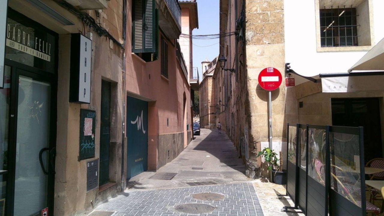 An image of an alley way in Palma de Mallorca taken on the Lola digital camera