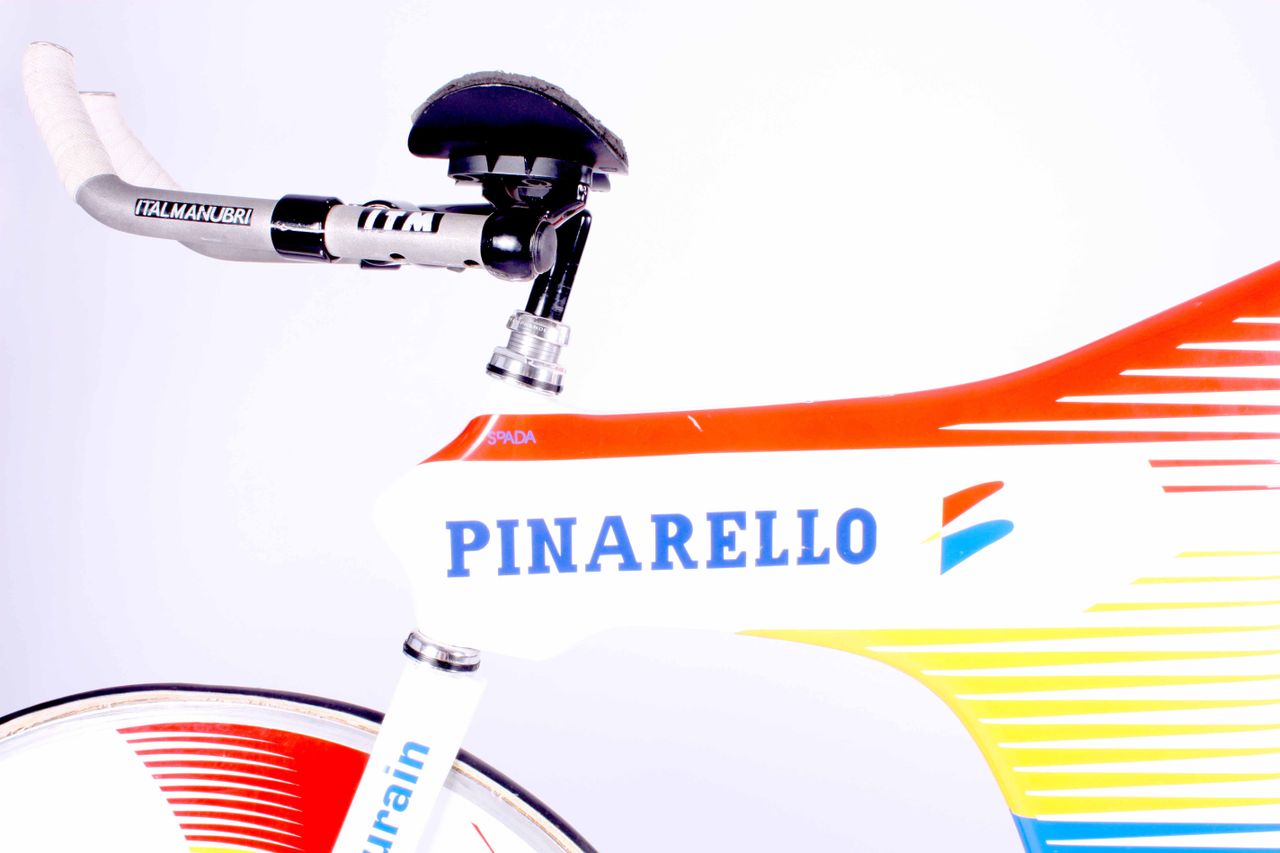 Despite the carbon monocoque frame, Indurain retained his upright time trialling position on ITM bars.