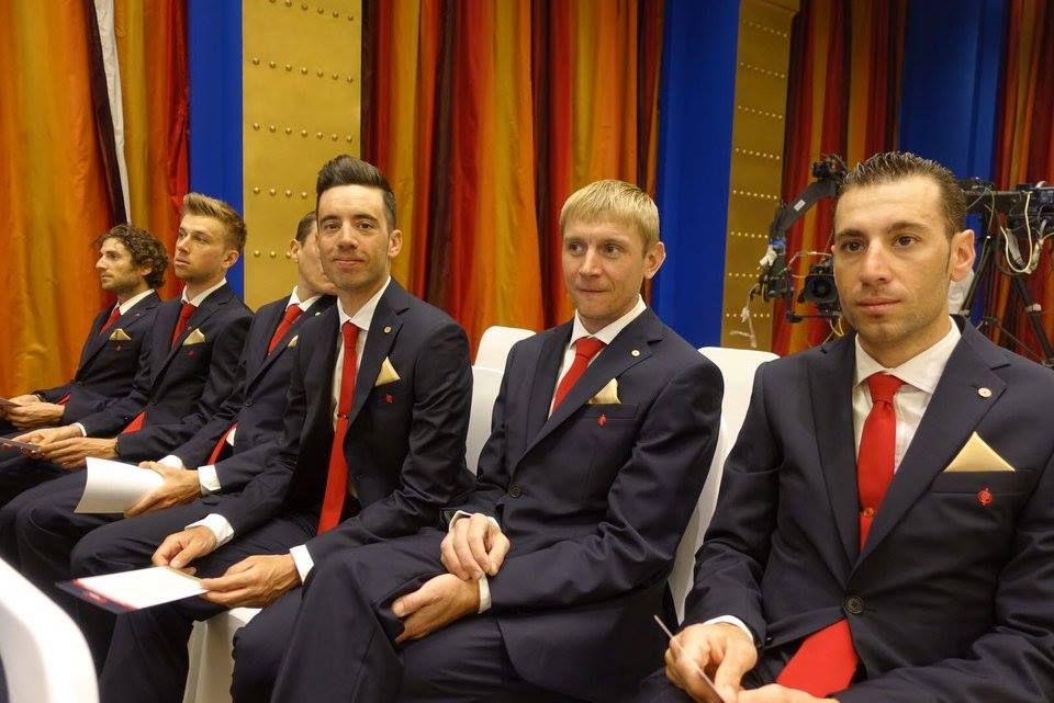 Vincenzo Nibali alongside Kanstantin Siutsou and Giovanni Visconti