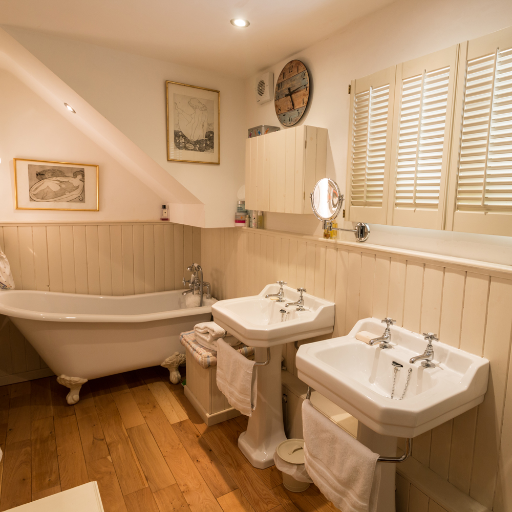 bathroom with bathtub