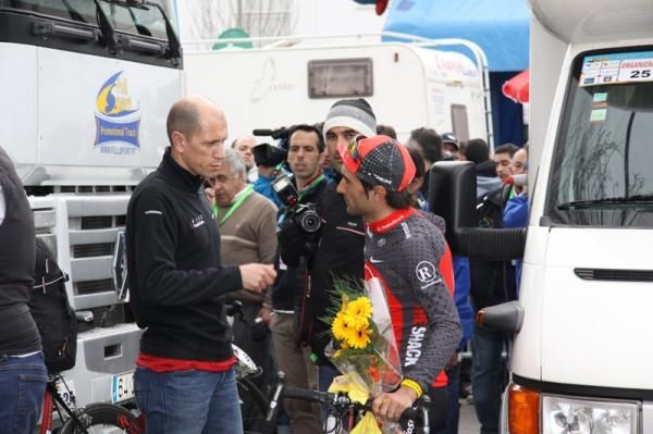 Is Jos&eacute; Azevedo telling Tiago how to beat Contador tomorrow?