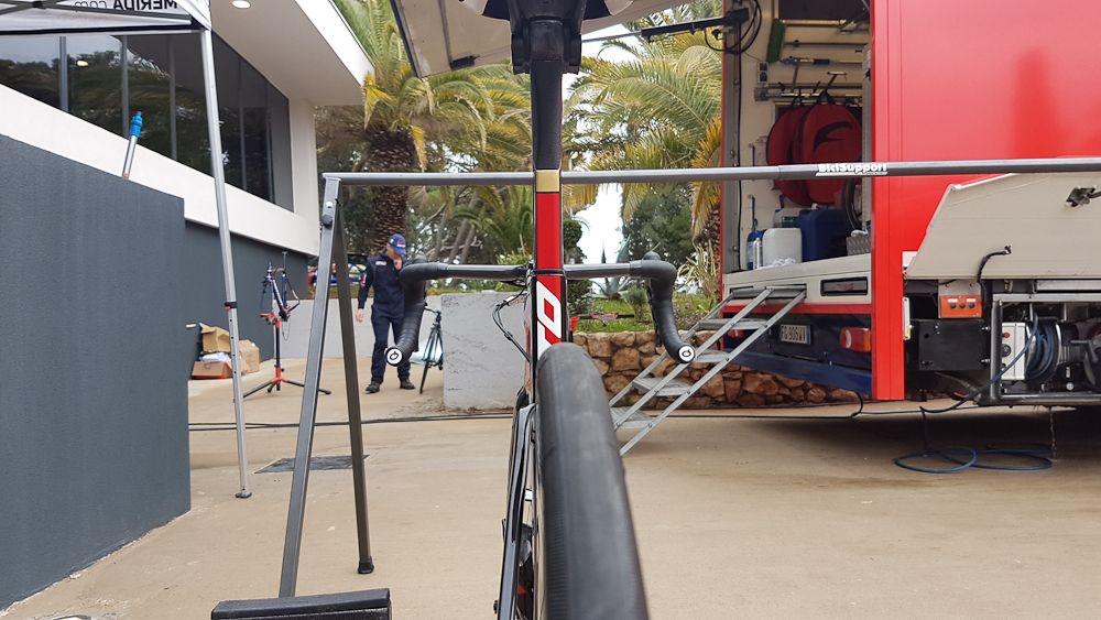 The seat post and seat tube features a flat rear profile