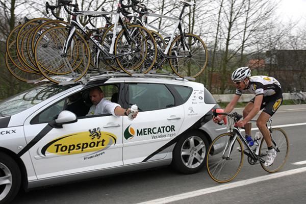 Sander Armee (Topsport Vlaanderen - Mercator) gets support from the team car.