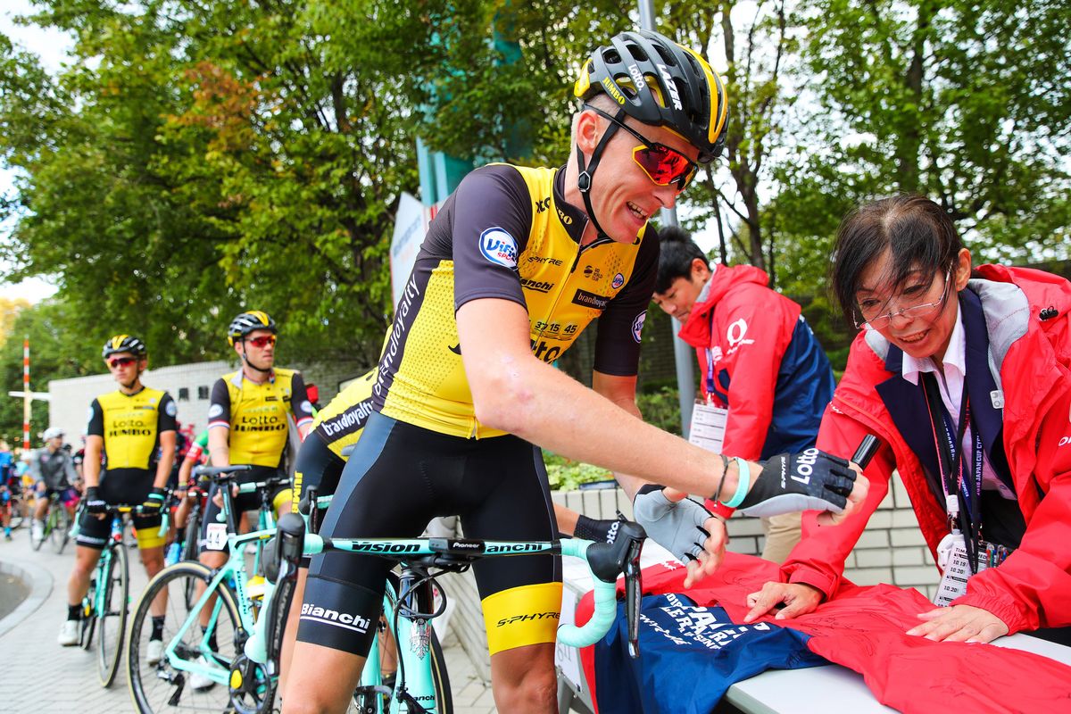 Robert Gesink signs autographs