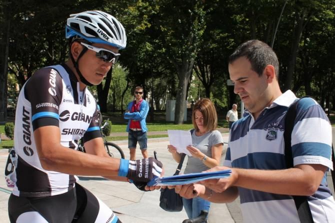 Sea Keong Loh, Malaysian rider of Giant-Shimano, found a fan at the start