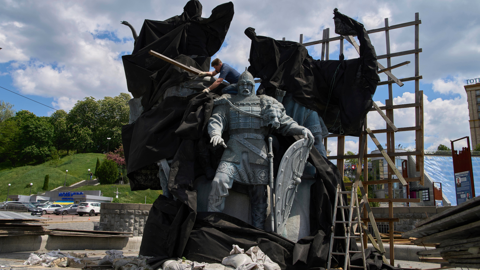 A monument of Kyiv's founders