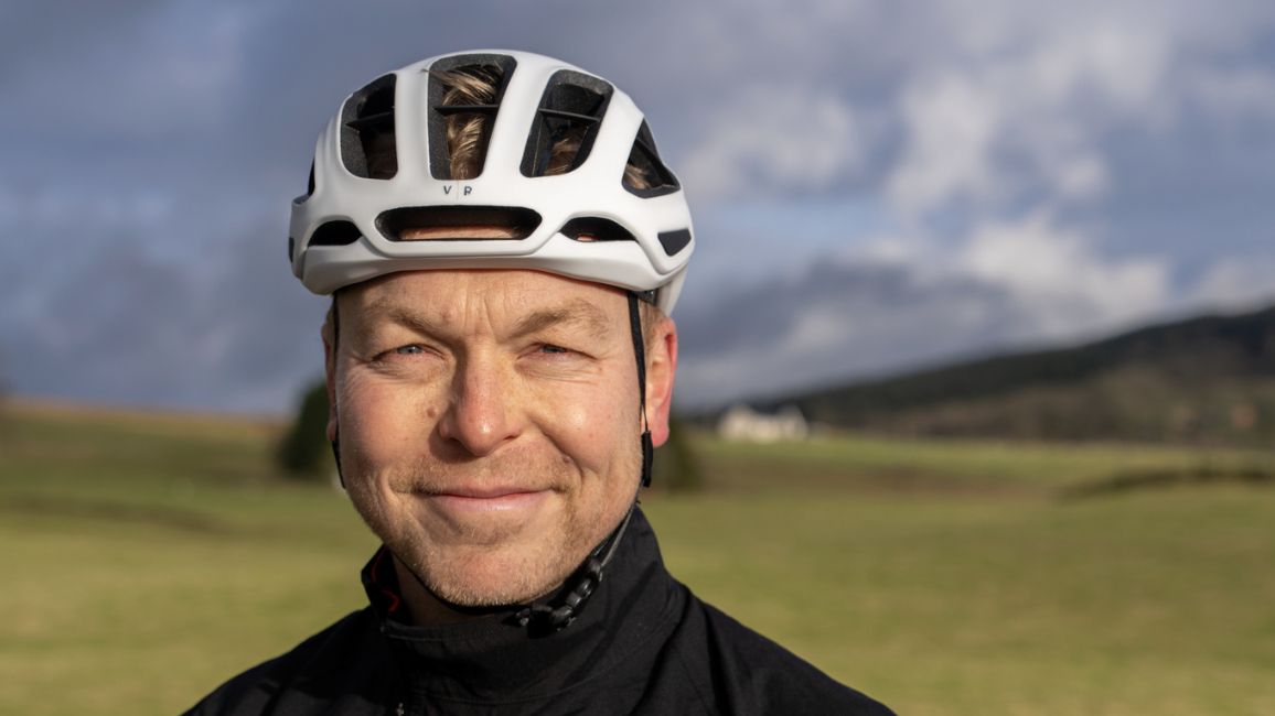 A picture of Sir Chris Hoy wearing a white helmet 