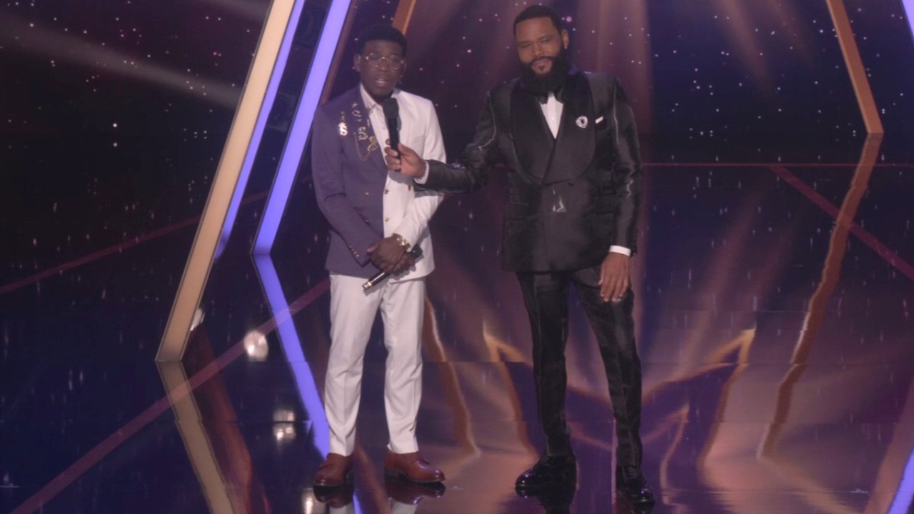 スターサーチでアンソニー・アンダーソンと一緒に立つスパッド・ハワード。