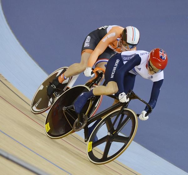 Victoria Pendleton (Great Britain) sprints to victory agains Willy Kanis (Netherlands) in the 1/8 finals.