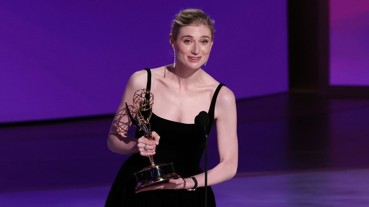 How Elizabeth Debicki Paid Tribute to Princess Diana in Her Emmys ...